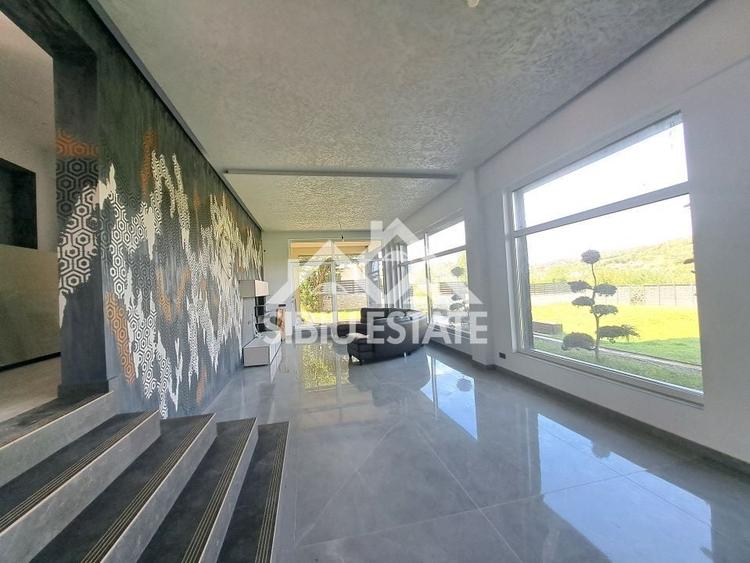 Casă individuală cu 5 camere cu Piscina în Est