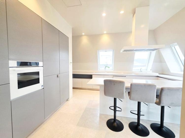 Apartament cu 4 camere decomandat, mobilat în Iancu Nicolae