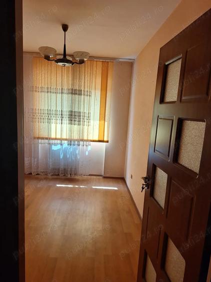 Apartament cu 3 camere decomandat în Sud