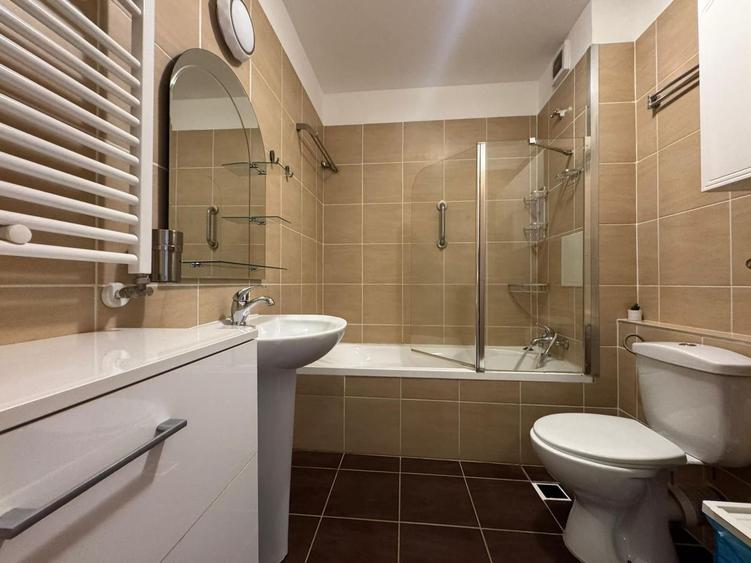 Apartament cu 3 camere decomandat, mobilat în Tei
