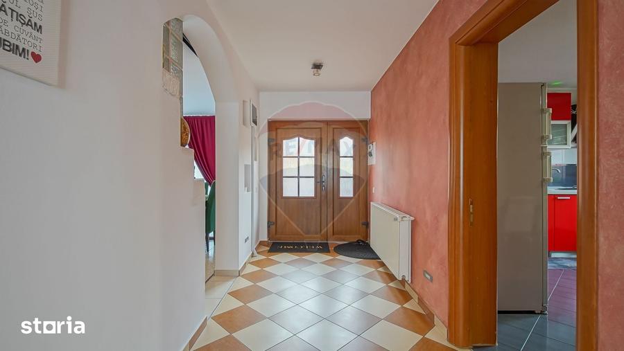 Casă cu 7 camere cu Teren 300 Mp în Central