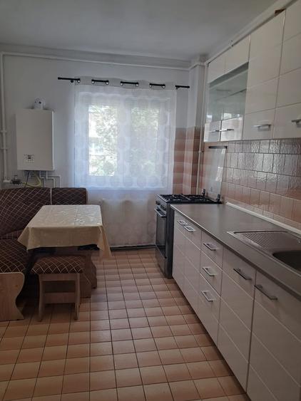 Apartament 3 camere etaj 1, strada Siretului - 6