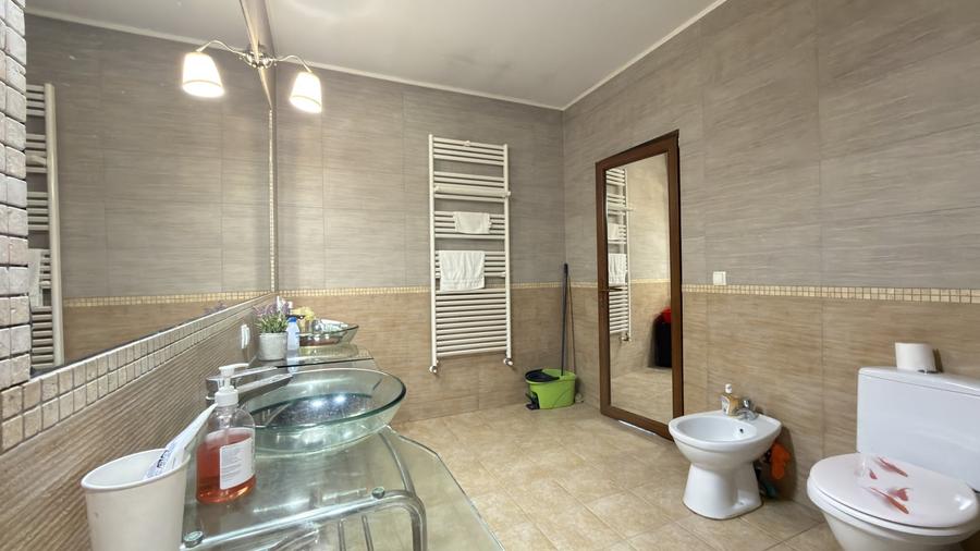 Casă individuală cu 7 camere cu Canalizare în Girocului