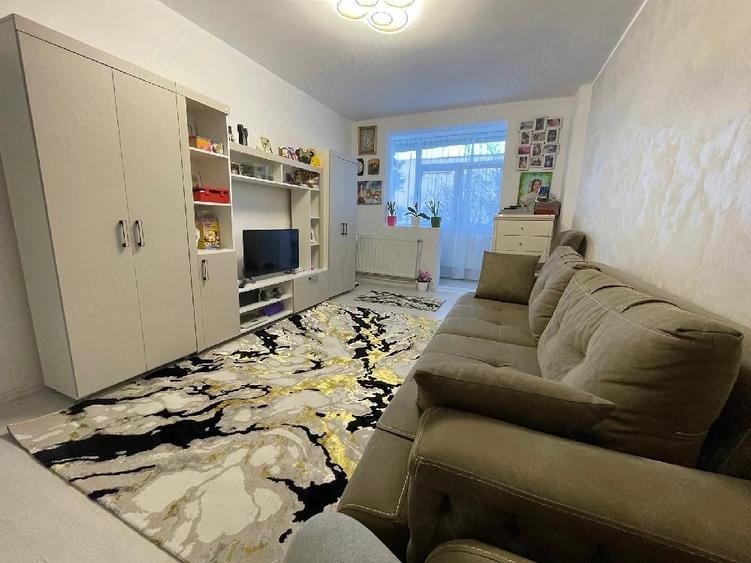 Apartament cu 3 camere decomandat în Horia