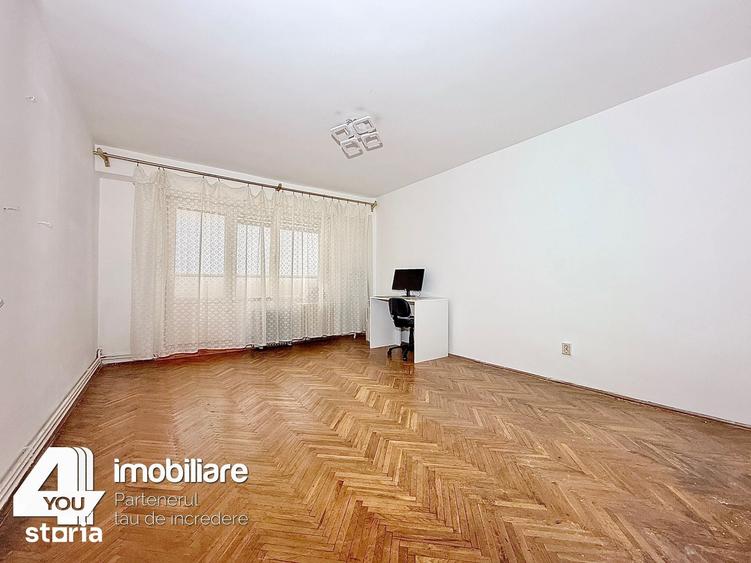 Apartament cu 3 camere decomandat în Polivalentă