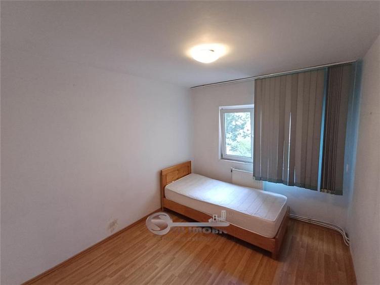 Apartament cu 3 camere decomandat în Nicolina