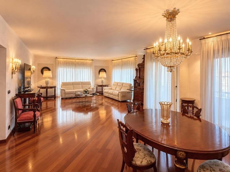 Apartament cu 4 camere în Primăverii