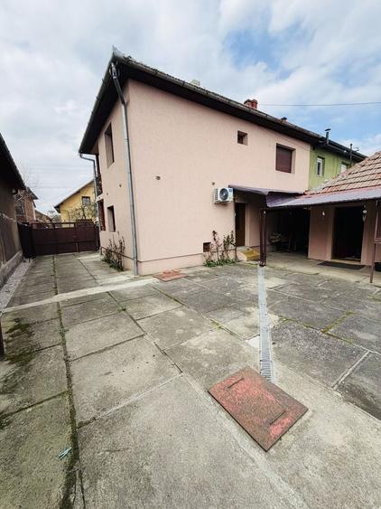 Casă individuală cu 6 camere cu Canalizare în Central