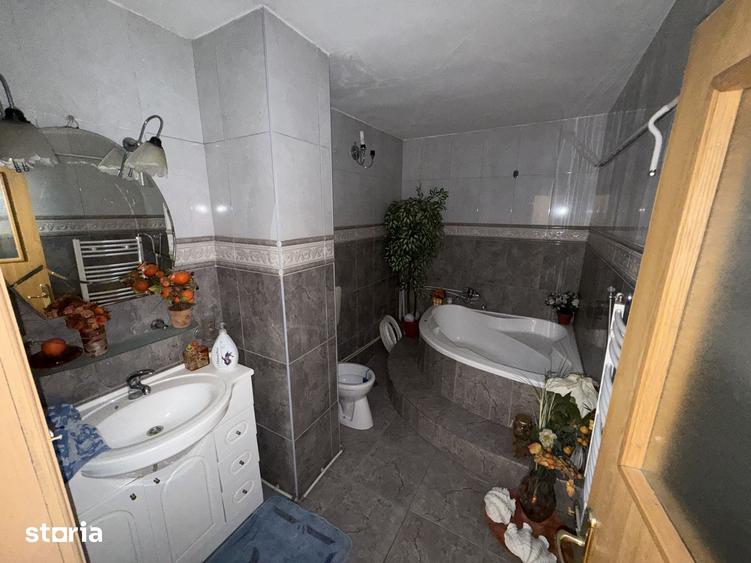 Apartament cu 5 camere decomandat în Exterior Vest
