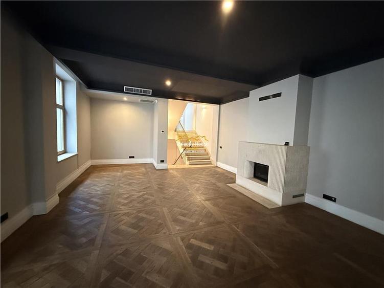 Casă cu 9 camere cu Teren 200 Mp în Central