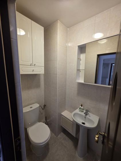 Apartament cu 3 camere semidecomandat în Tineretului