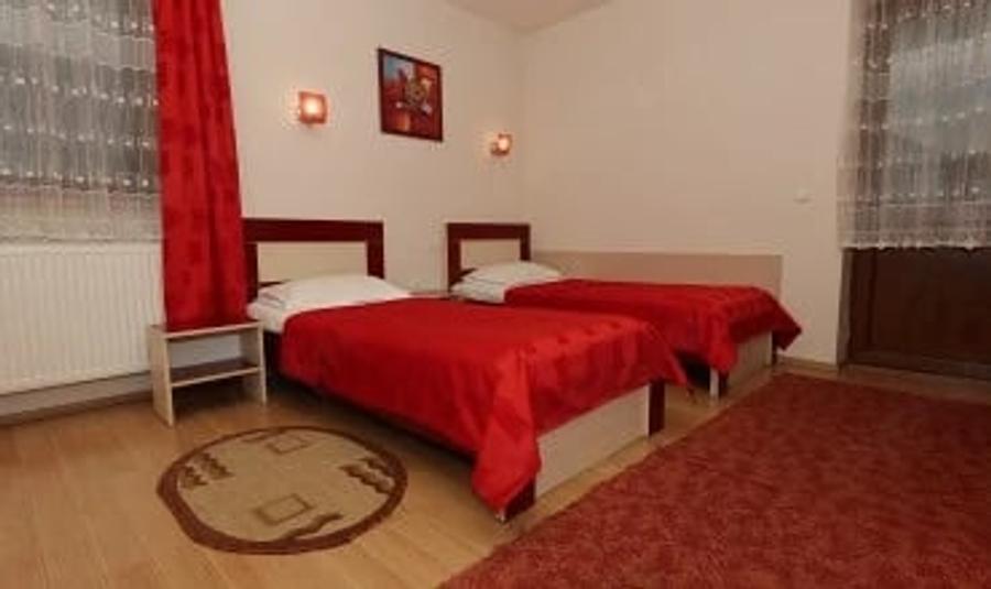 Casă cu Teren 2000 Mp în Central