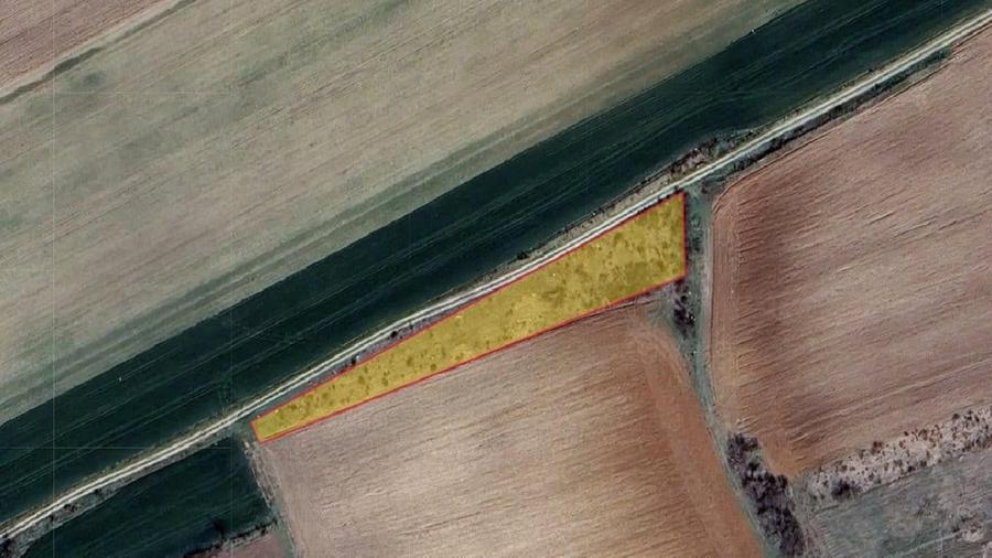 Teren agricol intravilan de 2250 mp, în Izvoru