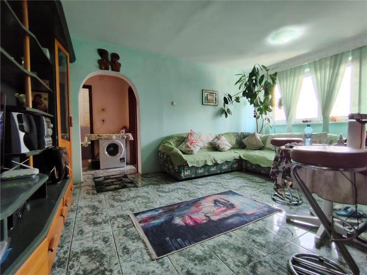 Apartament cu 3 camere semidecomandat în 1 Decembrie 1918