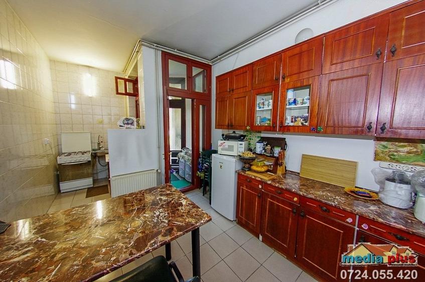 Casă individuală cu 9 camere cu Teren 388 Mp în Piața Centrală