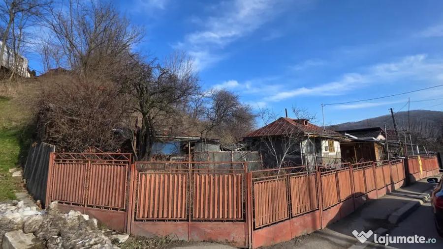 Casă cu 4 camere cu Teren 600 Mp în Central