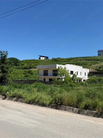 Casă cu Teren 1800 Mp în Central