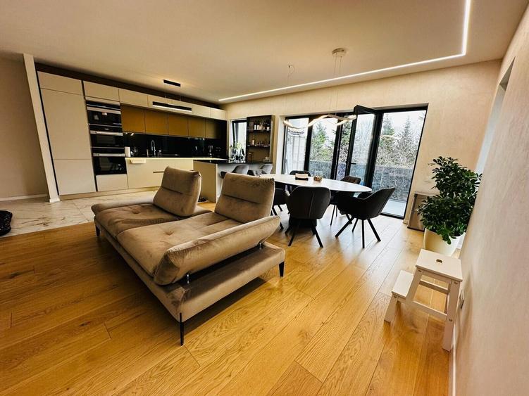 Apartament cu 4 camere decomandat, mobilat în Iancu Nicolae