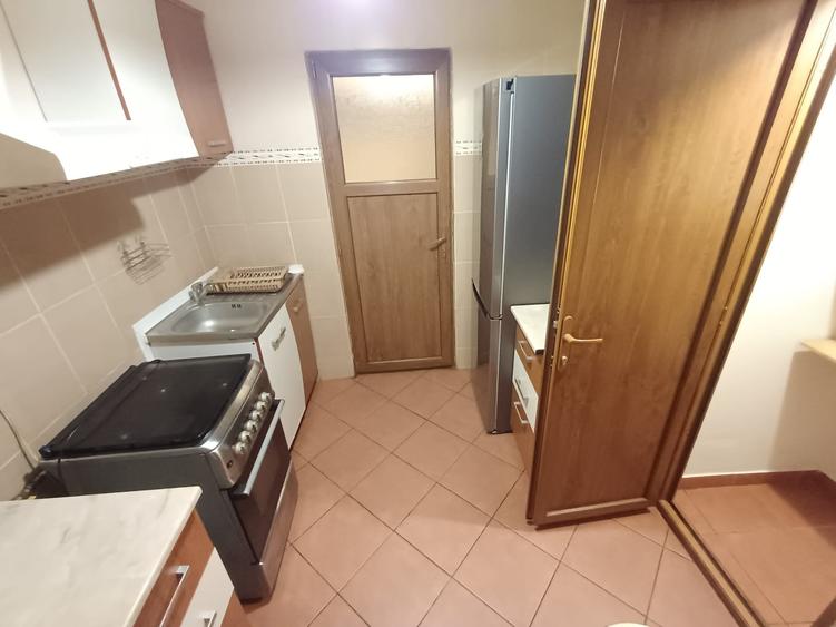 Apartament cu 3 camere semidecomandat, mobilat în Tineretului