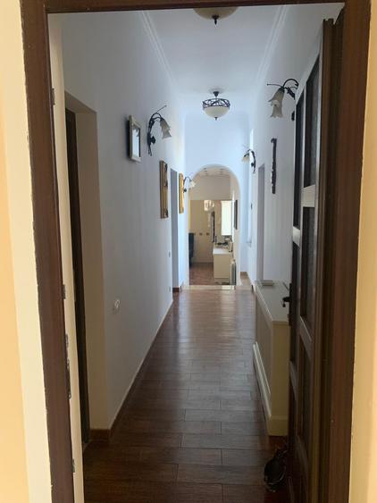 Casă individuală cu 10 camere cu Canalizare în Ultracentral