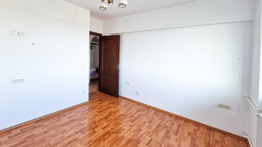 Apartament cu 3 camere decomandat în Alexandriei