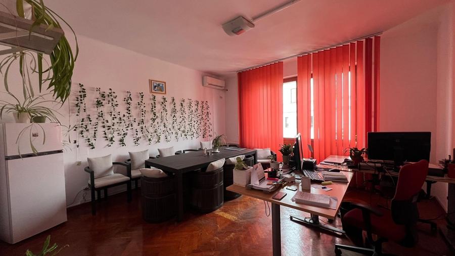 Casă individuală cu 10 camere cu Canalizare în Cotroceni
