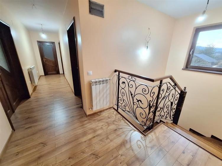 Casă individuală cu 6 camere cu Garaj în 9 Mai