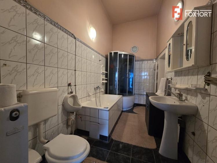 Casă individuală cu 8 camere cu Canalizare în Aradul Nou