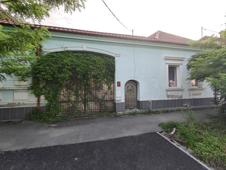 Casă cu 4 camere cu Teren 2826 Mp în Sânpetru