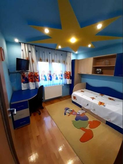 Apartament cu 4 camere decomandat în Central