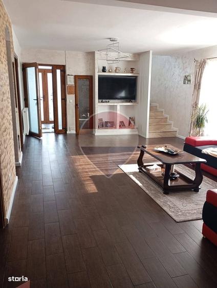 Casă cu 4 camere cu Teren 1183 Mp în Central