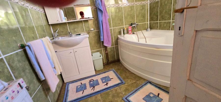 Casă individuală cu 7 camere cu Canalizare în Central