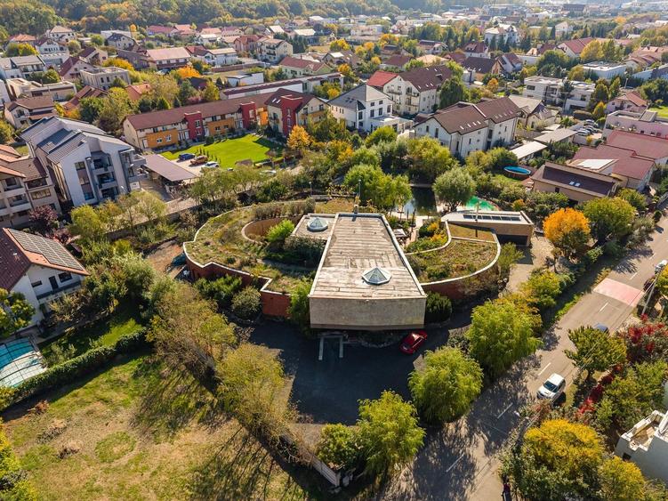 Casă individuală cu 12 camere cu Piscina în Dumbrăvița