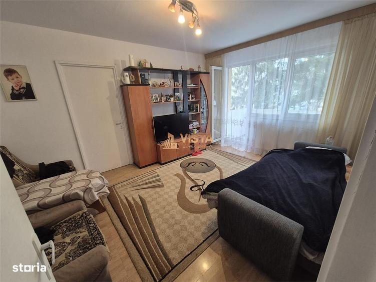 Apartament cu 3 camere semidecomandat în Astra