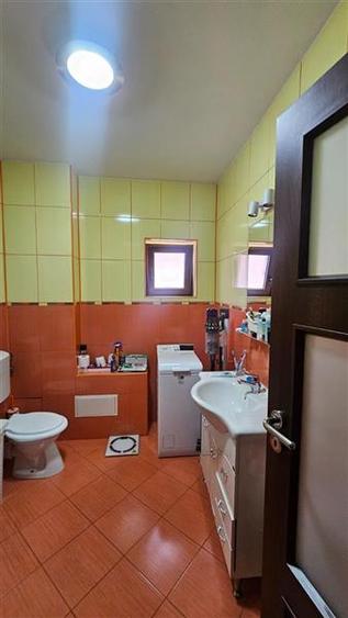 Casă individuală cu 6 camere cu Canalizare în Prelungirea Ghencea