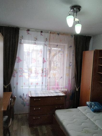 Apartament cu 3 camere semidecomandat în Rahova