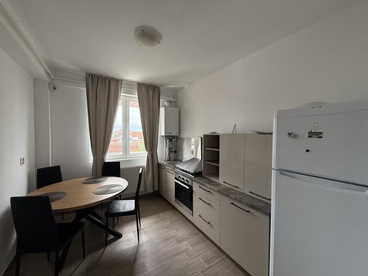 Apartament cu 3 camere decomandat în Vest