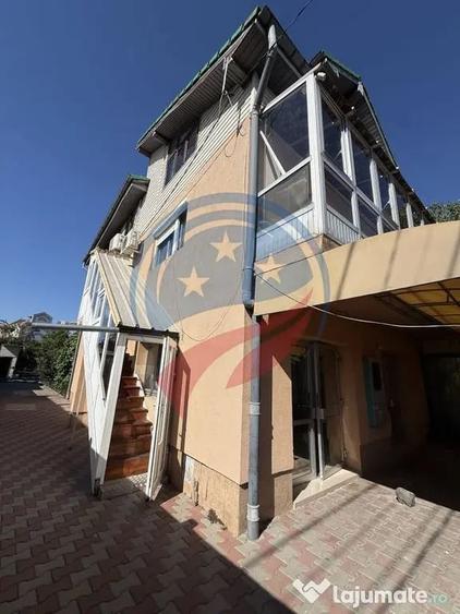 Casă cu 7 camere cu Teren 372 Mp în Central