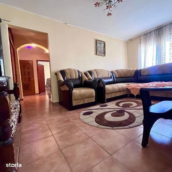 Apartament cu 3 camere decomandat în Micro 12