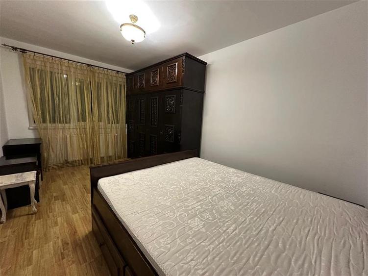 Apartament cu 4 camere decomandat în Podu Roș