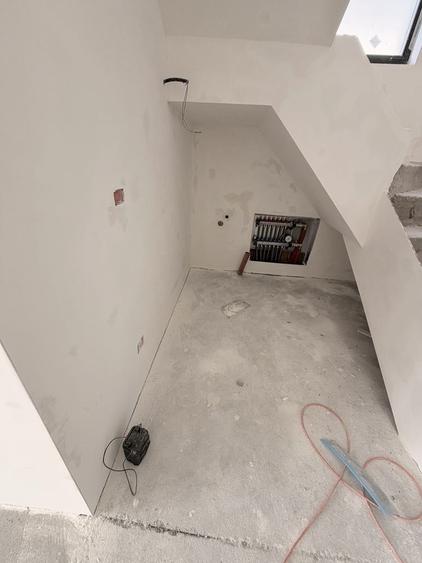 Casă cu 4 camere în Dumbrăvița