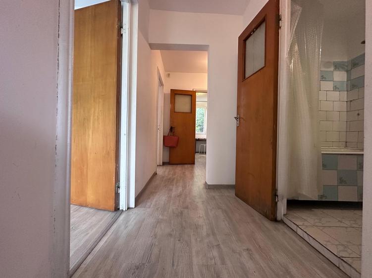 Apartament cu 3 camere decomandat în Drumul Taberei