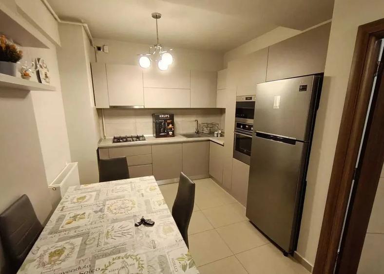 Apartament cu 3 camere decomandat, mobilat în Tractorul