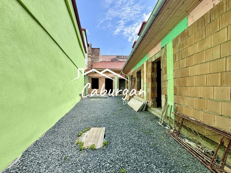 Casă individuală cu 7 camere cu Canalizare în Ultracentral