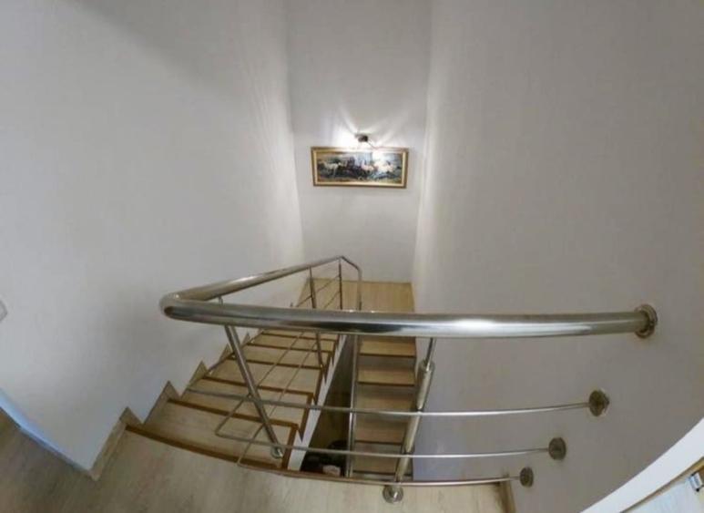Casă individuală cu 5 camere cu Canalizare în Central