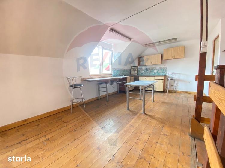 Casă cu 4 camere cu Teren 1063 Mp în Central