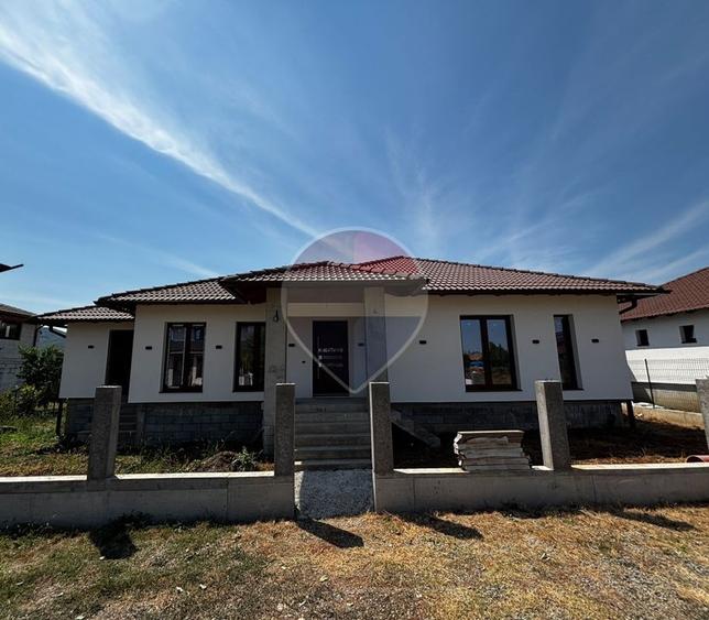 Casă individuală cu 4 camere cu Teren 500 Mp în Șard