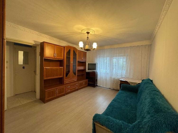 Apartament cu 3 camere semidecomandat în Valea Moșneagului