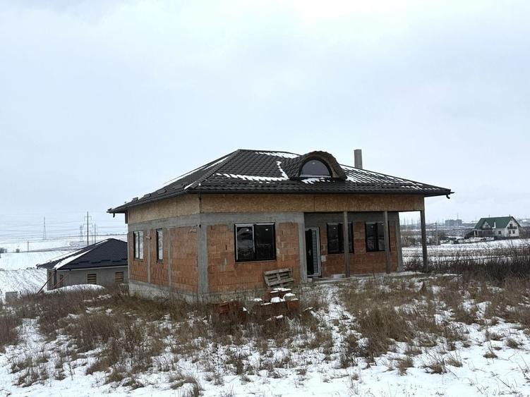 Casă cu 4 camere în Ipotești