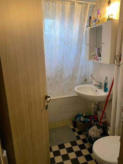 Apartament cu 3 camere semidecomandat în Grădiște